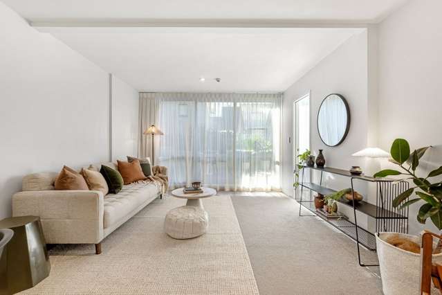 Spacious Apartment with Large Sunny Deck + Carpark