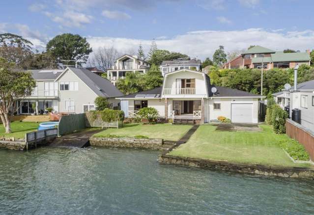 WONDERFUL WATERFRONT POSITION
