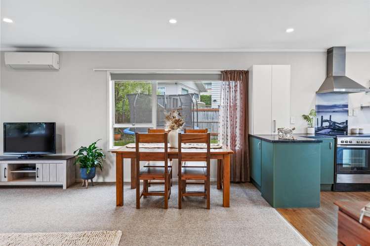 2/4 Illana Place Ranui_8