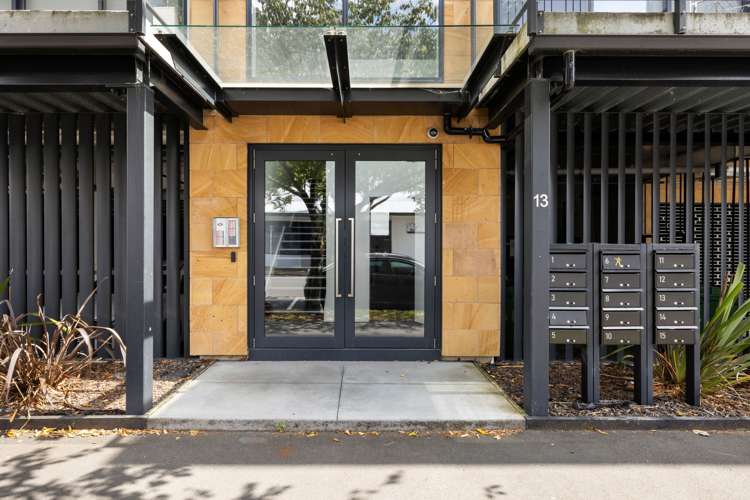 13/13 Vialou Street Hamilton Central_2