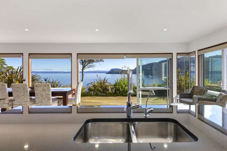 26 Whakamoenga Point Acacia Bay_13