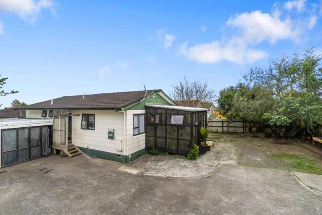 Spacious 3-Bedroom Home with Extra Front Room & Huge Shed – Prime Clendon Park Location