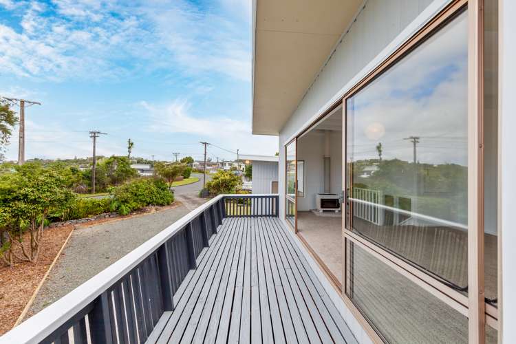 17 Piccadilly Circus Snells Beach_33