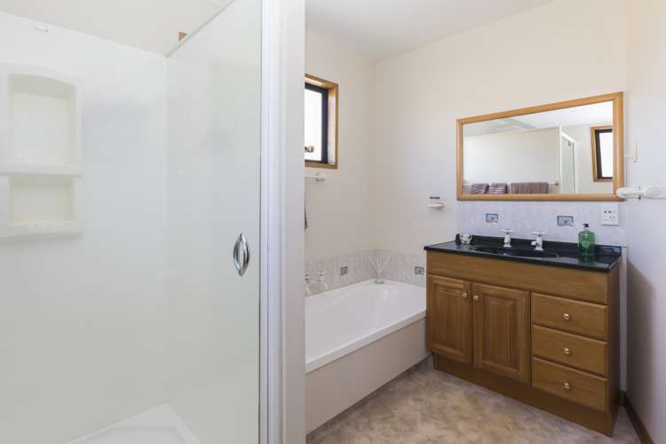 22 Momorangi Crescent Redwood_15