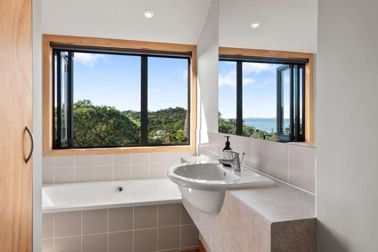 31 Marine View Road Onetangi_15