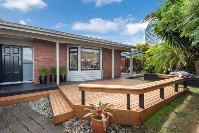 Private and charming Takapuna oasis