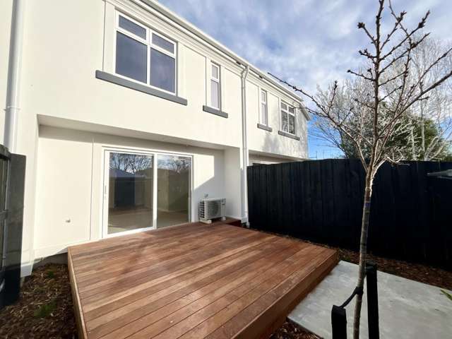 Near new 2 bed, 2 bath in St. Albans