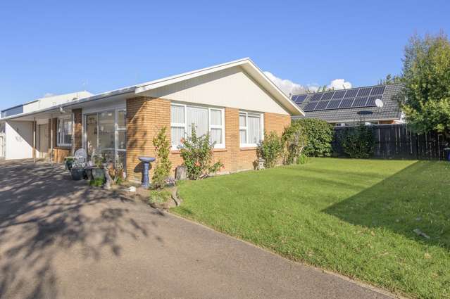 Sunny spacious brick beauty, close to CBD