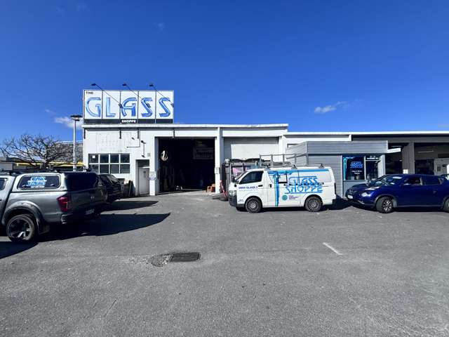 Warehouse & showroom with a surplus of parking