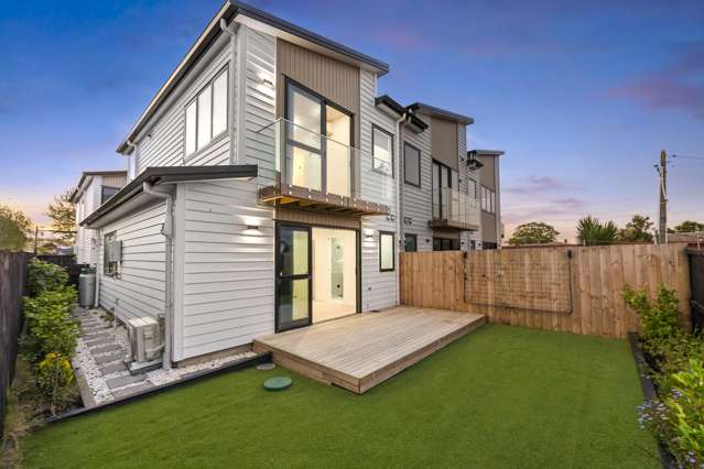 NEAR NEW SEMI DETACHED + GARAGE