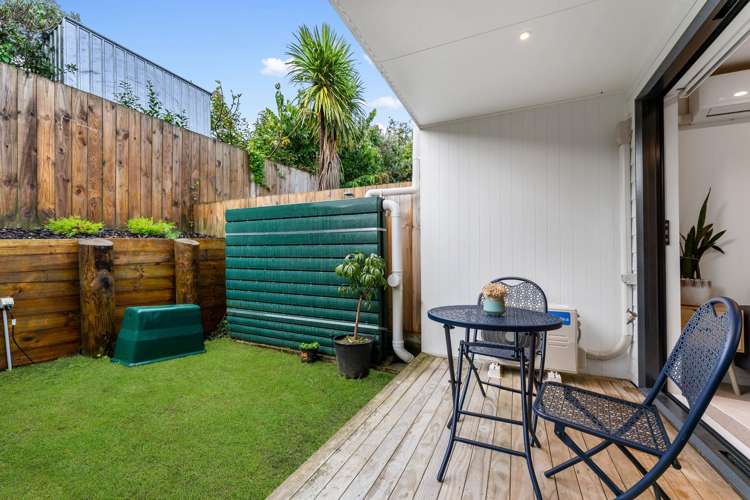 16/18 Hewlett Road Massey_13