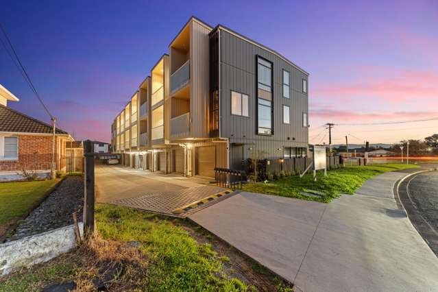 Sea Views - Affordable Comfort in Te Atatu Peninsula