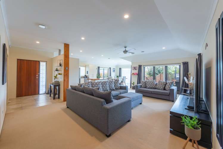 2 Raabia Close Parakai_5