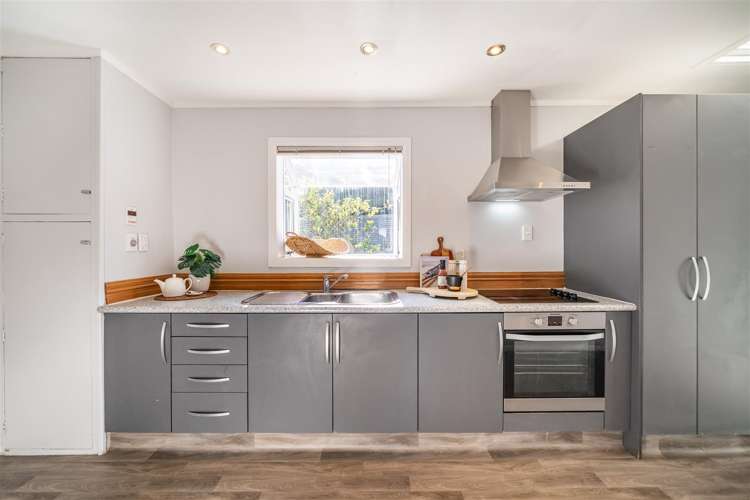 35 Riddlers Crescent Petone_14