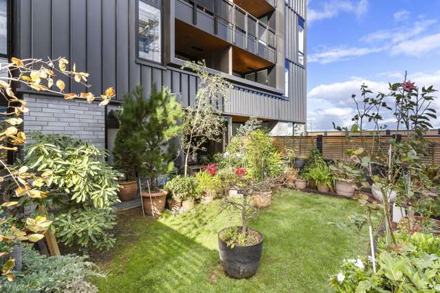 Comfort & beauty: secure garden apartment