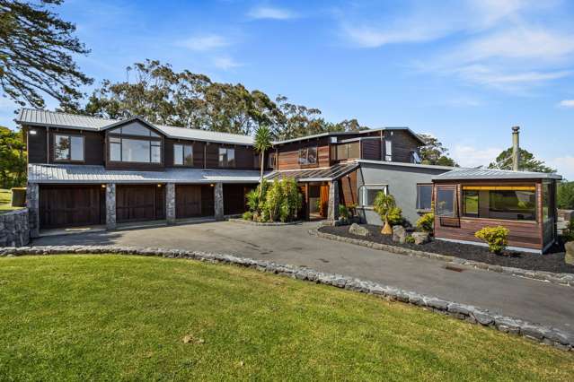 Price SLASHED! 492sqm home, barn, privacy + views!
