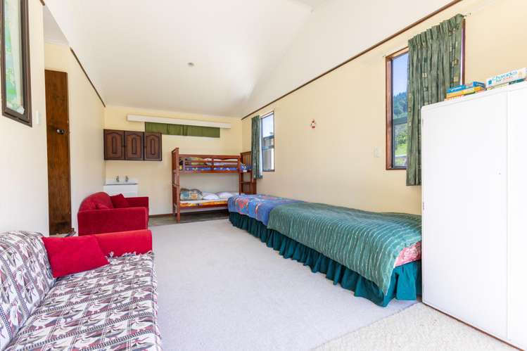 54 Akitio Esplanade Akitio_10