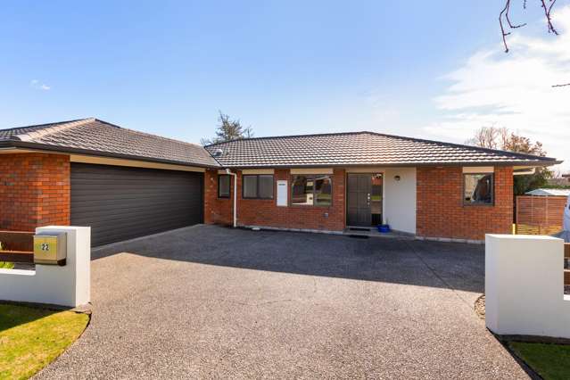FIRM FAMILY FAVOURITE WITH BEAUTIFUL VIEWS!