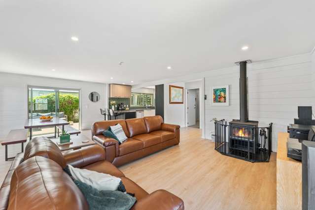 Relaxed Modern Living Near the Water’s Edge