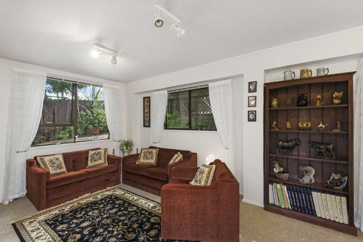 2/15 Billabong Place Botany Downs_11