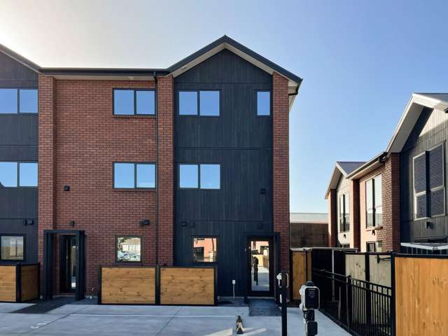 Good as new two bed, two bath townhouse with allocated carpark!