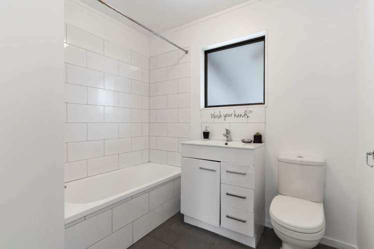 2/7 Maplesden Drive Clendon Park_14