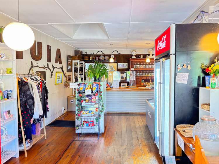 1194 Huia Road Huia_6