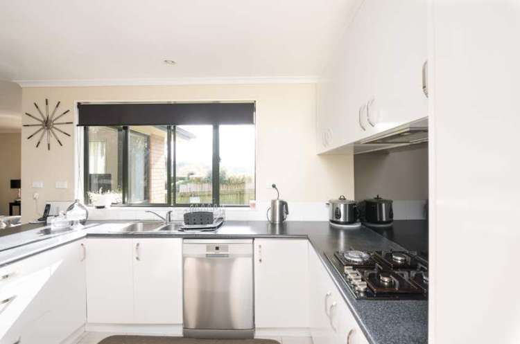 8 Simpson Road Ranui_10