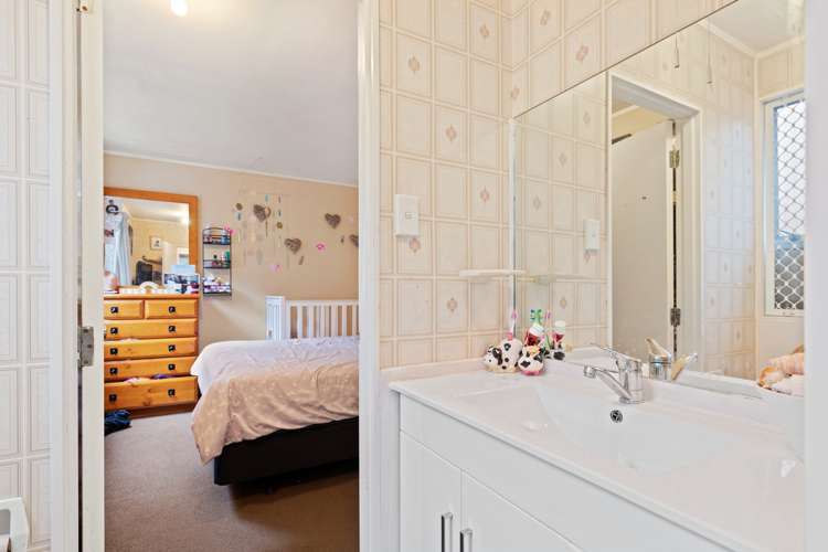 2/5 Karapiti Place Glen Eden_12