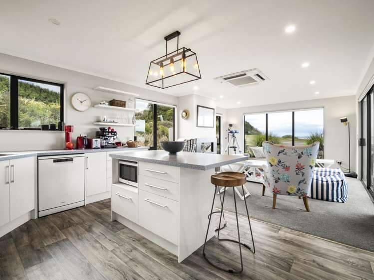 46 Esplanade Kaka Point_9