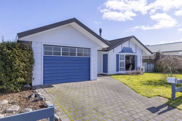 Light-Filled Living With Comfort and Charm