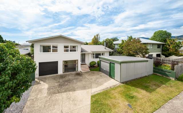 5 Bedrooms, 2 Toilets, Pool, Close to Schools