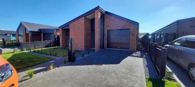 Modern 3 Bedroom Home in popular Greenhill Park