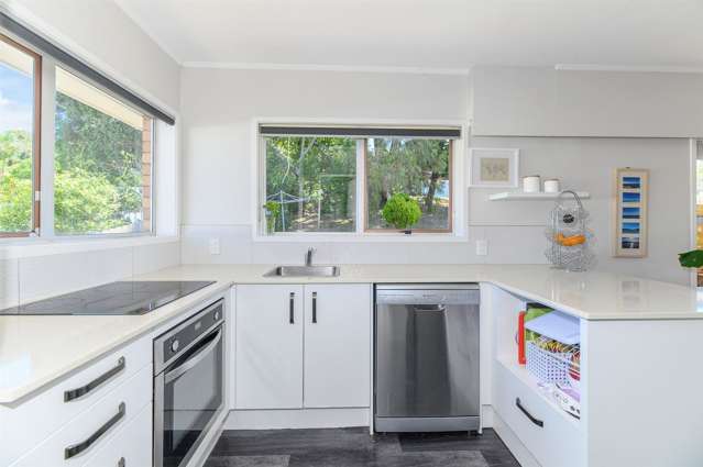 2/54 Ayton Drive Totara Vale_4