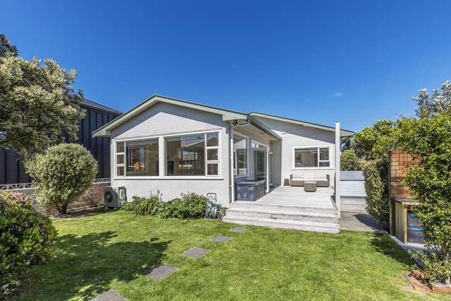 LYALL BAY PERFECTION FOR FAMILIES