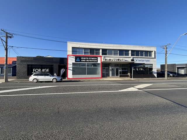 Central showroom with warehouse and parking