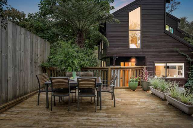 Stylish Home, Scenic Setting