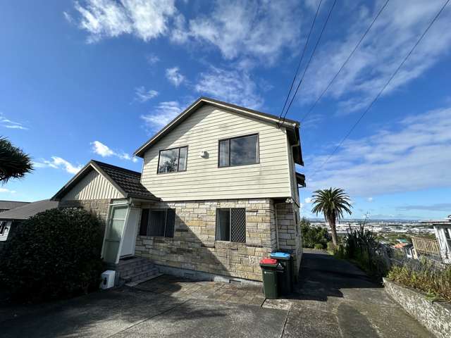 4 DOUBLE BEDS, 3 BATHS..NOT TO BE MISSED!!