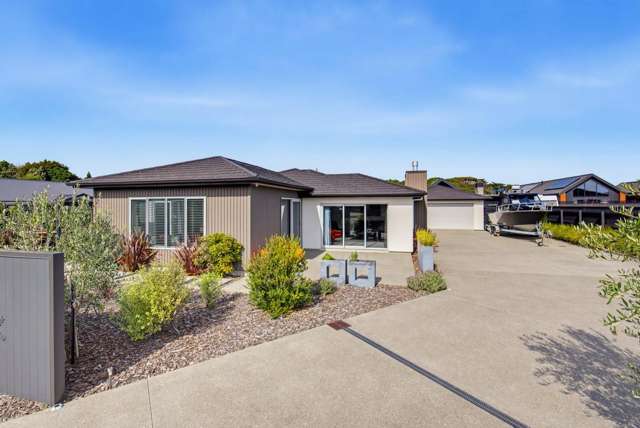 Modern Coastal Living – For Space, Sun & You!