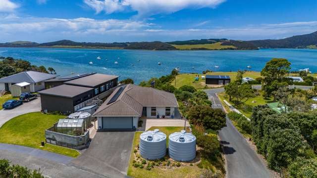 Stunning Hilltop Home in Pukenui Village