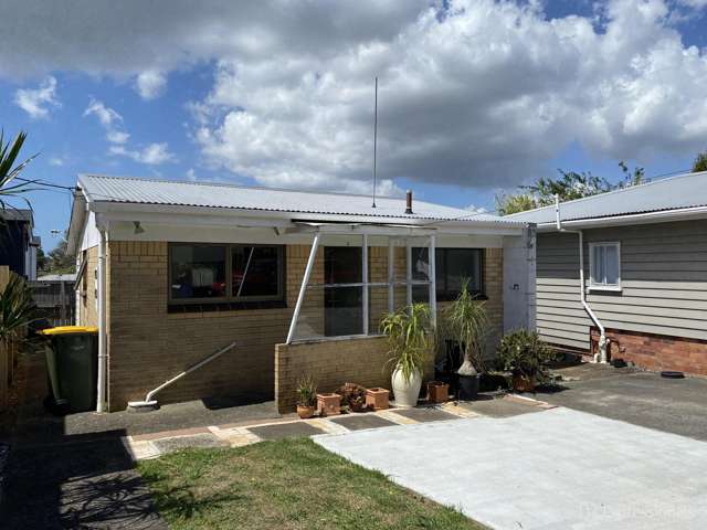 1-bedroom, 1 Study room, 1-bathroom property at 2/85A Station Road, in the heart of old Papatoetoe