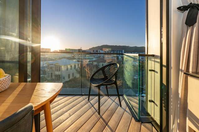 SUNNY, NEAR-NEW CITY PAD
