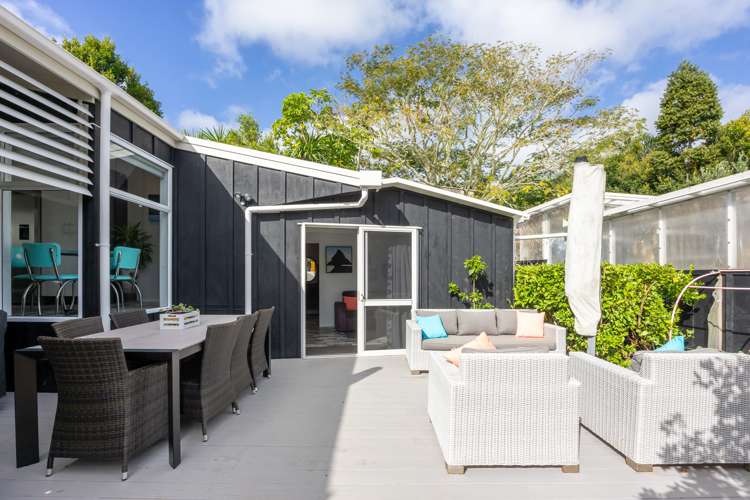 11 Piccadilly Circus Snells Beach_30