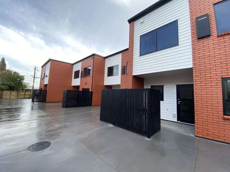 2/169 Knighton Road Hillcrest_1