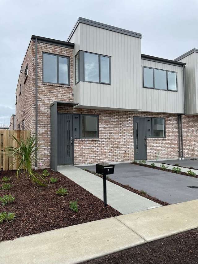 Large near new townhouse (3 bed/3 bathroom)