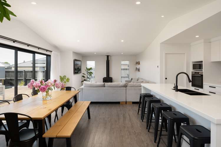 9 Harvard Road Burleigh_5