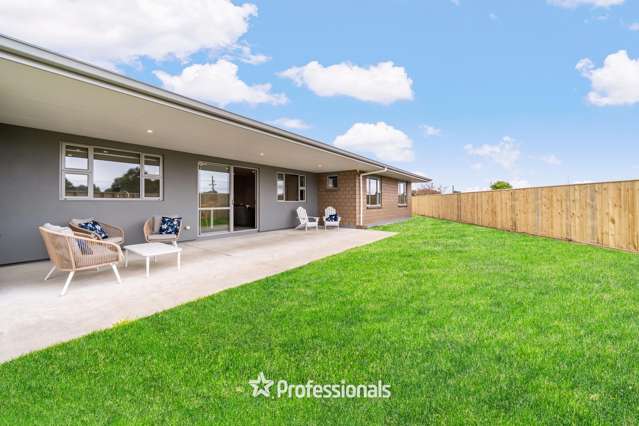 FOUR BEDS, NEAR NEW, TRIPLE GARAGING!