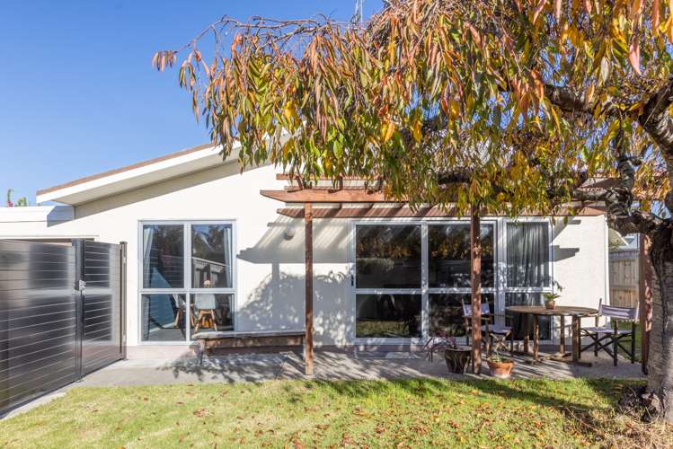 2/7 Weathers Place Taradale_13