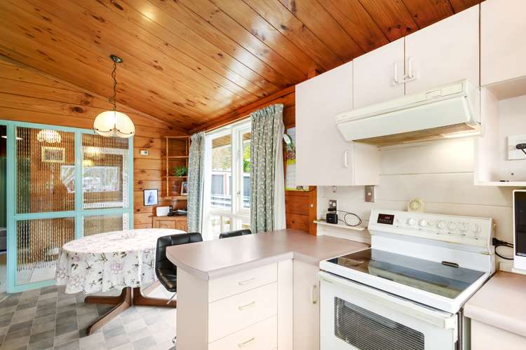 12 Helvetia Grove Naenae_5