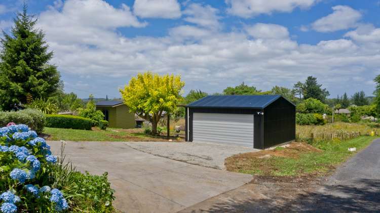 Detached garage and driveway at 1/625 Peacockes Road · archived listing